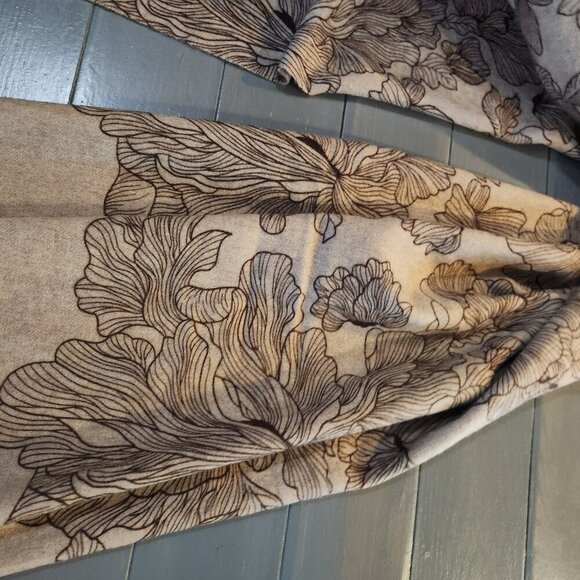 La Fiorentina Women's Beige Floral Print Cashmere Wrap One Size Fits Most - Picture 8 of 9